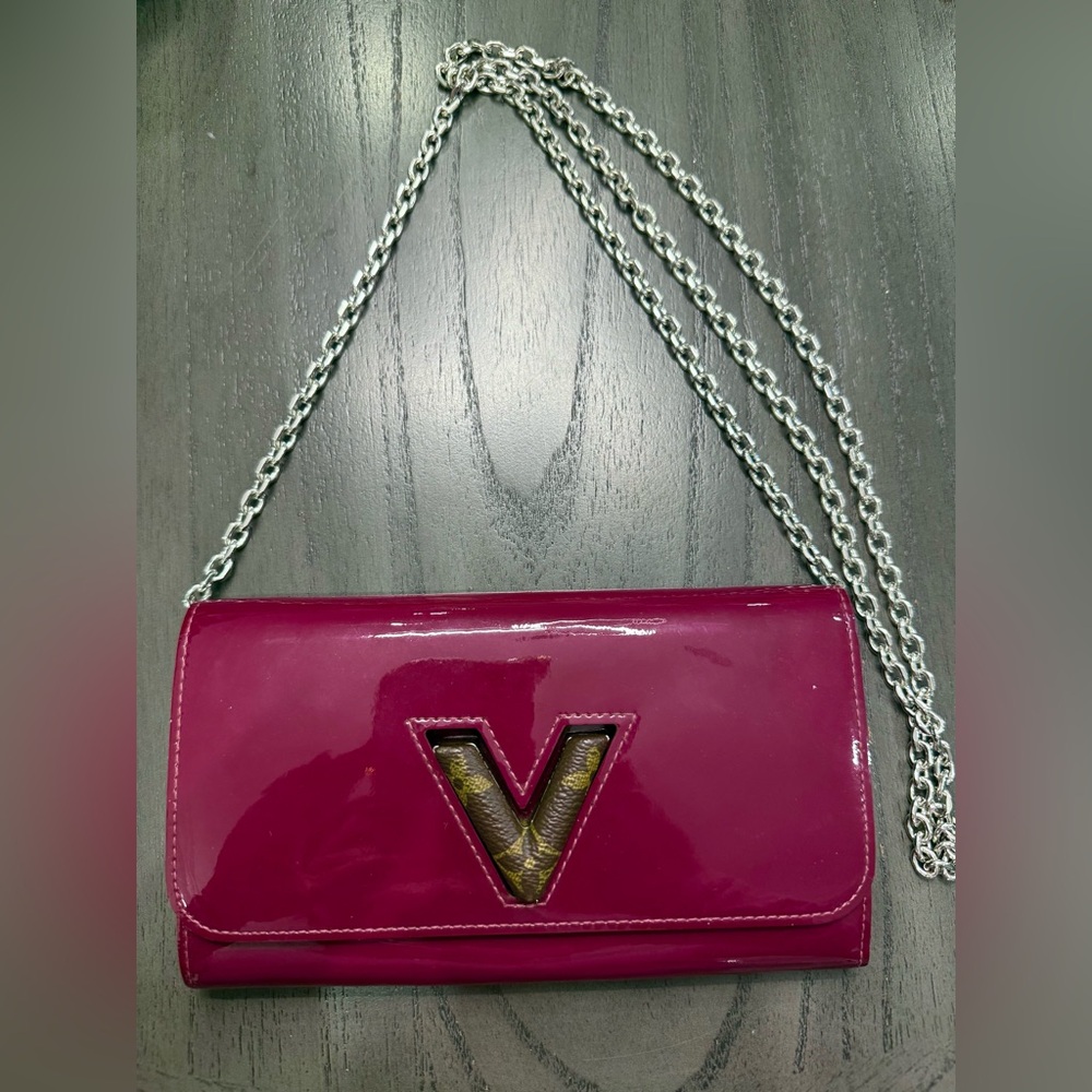 Louis Vuitton Twist wallet on chain crossbody